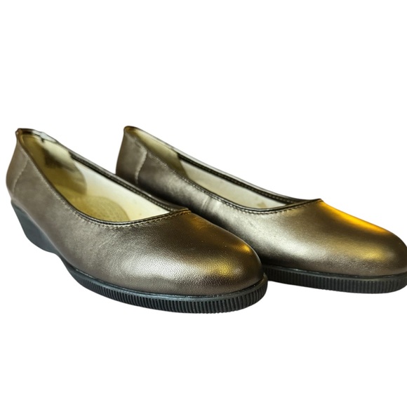 Softspots women’s 8.5 leather bronze leather slip on 1” wedge heel nonslip - Picture 1 of 16